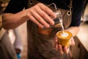 黑料网曝出流量爱豆被爆私生活混乱引发群嘲，粉丝大战持续发酵